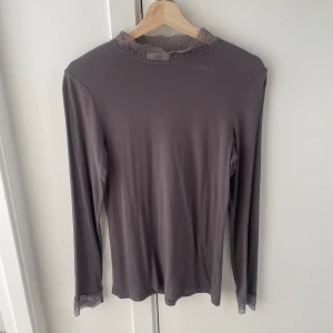 Söt topp med spetsdetaljer - Säljer denna vintage långärmade toppen med spets detaljer🤎