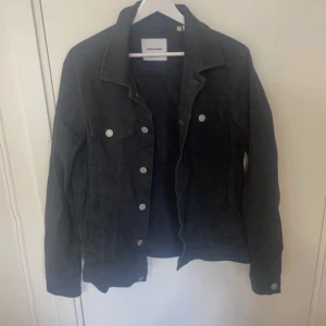 Jack and Jones jeans jacka - En mycket fkn jeans jacka ifrån Jack and Jones! Hör av dig vid intresse!