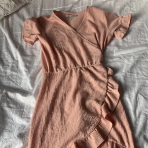 Fin rosa sommar klänning - Jag säljer denna jättefina klänningen för att jag har knappt använt den och tycker inte att den passar mig så bra☺️ Obs! Den kan var lite genomskinlig men inte så past mycket❤️