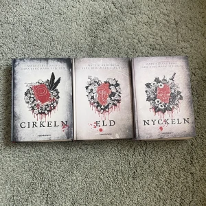 Triologi - Aldrig läst men hört sååå mycket bra om dessa böcker!! Mycket spännande