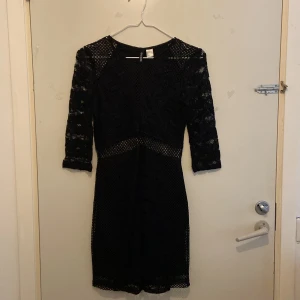  klänning - En jättefin kortare svart klänning