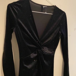 Klänning - En festlig kort svart klänning som är superfin och oanvänd