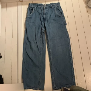 Blå cargopants i jeansmaterial - Säljer ett par blå cargopants i jeansmaterial. De har en loose passform med flera praktiska fickor på sidorna och bak. Perfekta för en avslappnad stil eller för att bära till vardags. Storlek L. Bara använda några gånger💕💕