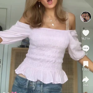 Rosa blus - Säljer denna jättefina blus FAST I BLÅ (sista bilden) den är i nyskick och har använts 1 gång