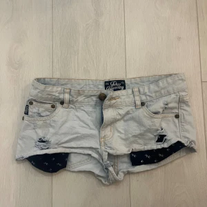 Låga Jeansshorts - super fina jeansshorts från Tokyo laundry som knappt är använda🥰säljer då dem är för små för mig😞🙏köpta second hand! 