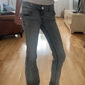 Gina young jeans - Upp klippte nere så att dem ska bli längre (cirka 2 cm längre) säljer eftersom de är för korta💓💓