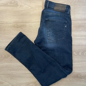Replay grover - Ett par fina och knappt använda replay grover jeans som nu säljs för 500 kr (nypris 1500 kr). Det är storlek 28/30 och personen på bilden är 175 cm lång. Mycket bra skick. Hör av dig för fler bilder eller frågor.