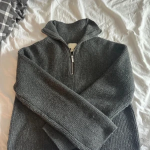 Stickad tröja me dragkedja - Säljer denna fina tröja från h&m, i bra skick. Säljs då den inte kommer till användning 💞