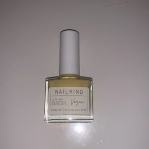 Nagellack från Nail Kind - Säljer ett veganskt nagellack från Nail Kind i färgen 'Queen Bee'. Det är snabbtorkande och innehåller upp till 85% bio-sourced ingredienser. Perfekt för naturlig nagelvård!