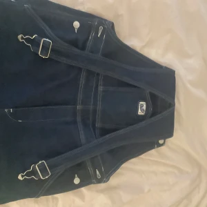 Hängselbyxor  - Jättefina hängselbyxor från monki! Knappt använda och väldigt fint skick. Köpare står för frakt! 💓