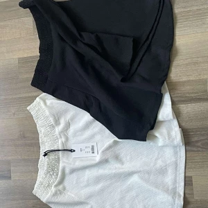 2 kjolar - 2 kjolar från lager 157 i storleken S. Den vita helt oanvänd och den svarta har bara används 1 gång. Kjolarna passar både att ha på vintern och sommaren.