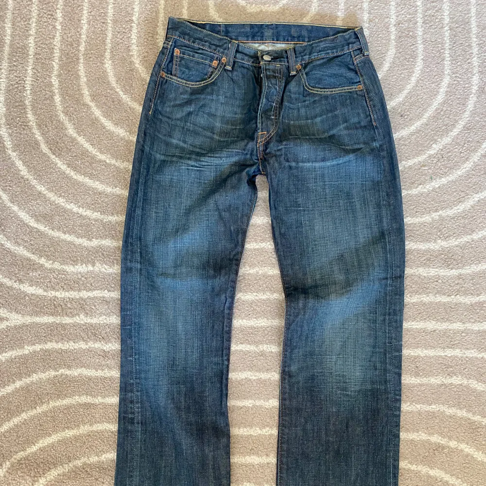 Skit snygga baggy lågmidjade Levis byxor! Tyvärr för små på mig!🩷 Skriv vid frågor och funderingar!! Midjemåttet: 37cm rakt över Innerbenslängden: 83,5cm Skulle säga att det passar nån som bär 36 i storlek🩷🩷. Farkut & Housut.