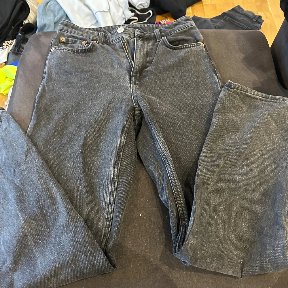 Säljer ett par grå jeans från  Voyage. De är i bra skick och har en klassisk femficksdesign med dragkedja och knapp framtill. Perfekta för vardagsbruk och kan matchas med det mesta. Passar dig som gillar en normal passform och en stilren look.. Jeans & Byxor.