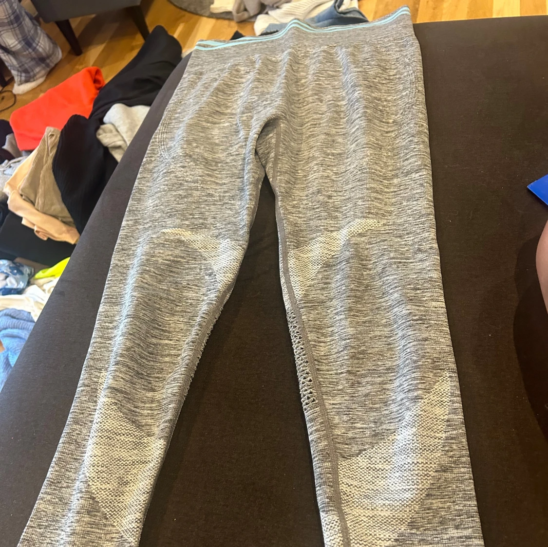 Gråa leggings med mesh-detaljer
