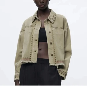 Grön jeansjacka  - Jätte snygg jacka som är perfekt till hösten, knappt andvänd så jättefint skick💞💞