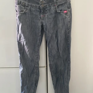 Koola Anna baggy jeans  - Jätte tuffa Koola Anna jeans låg midja baggy å gummiband nertill. 