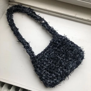 Virkad väska  - Virkad väska av jeansremsor. 15x10 cm.