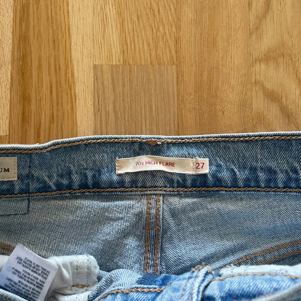 Snygga 70s high flare jeans från levis.🤩🤩Jag är typ 172 cm lång och dem sitter bra på mig. . Jeans & Byxor.