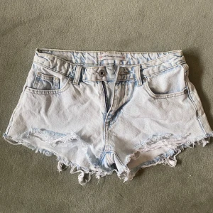 Low waist jeansshorts  - Så fina jeansshorts som jag köpte förra sommaren som jag nu säljer då de blivit för små💗