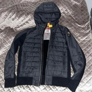 Varan Parajumper vår/höst  - Helt ny parajumper höst jacka, knappt använd. Har kvitto, köpte den för 7 månader sedan. Luktar inget, jag röker ej. 