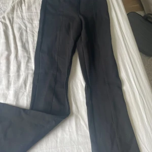 Svarta kostymbyxor - Säljer ett par svarta kostymbyxor. Det är i bra skick och jätte sköna!