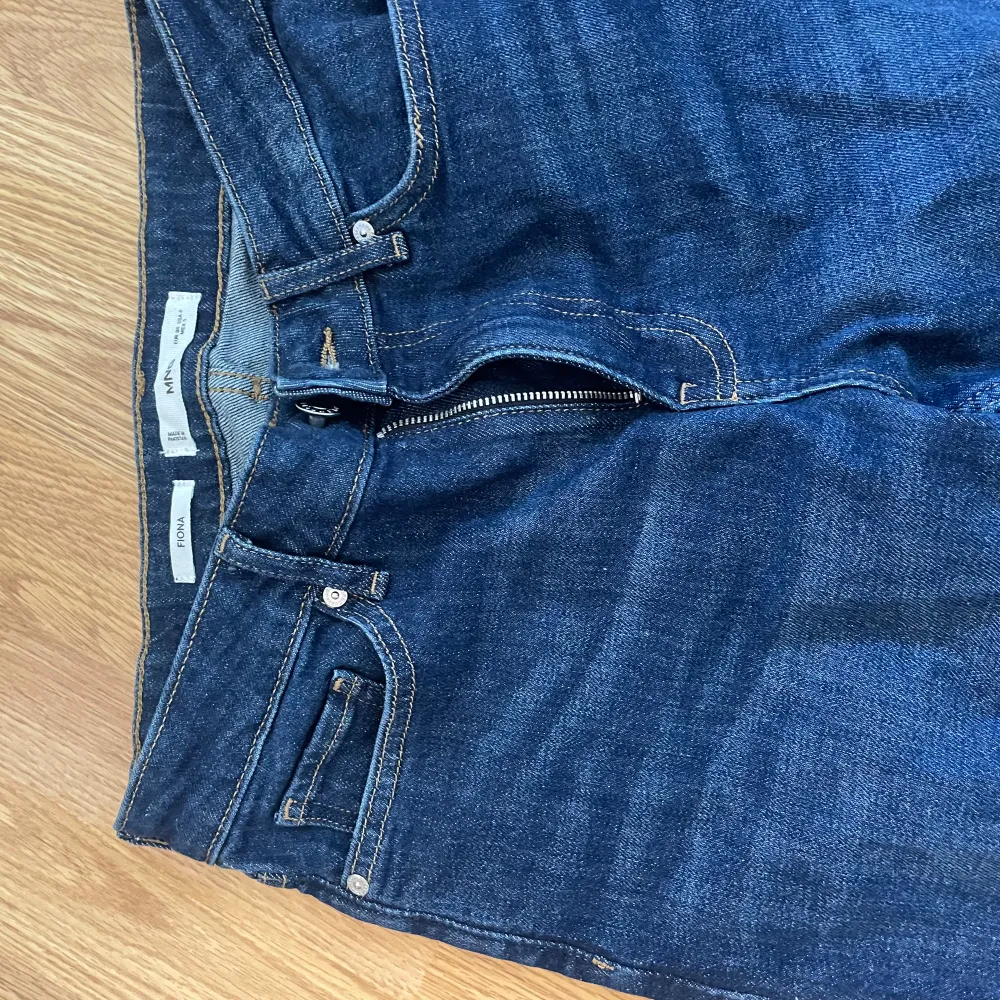 Marinblåa jeans från mango, supersnygga! Jag är 174 och dessa är långa på mig!. Jeans & Byxor.