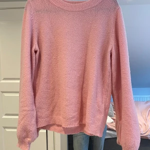 Rosa stickad tröja - Jättefin stickad tröja. Säljer då den inte kommer till användning. Den har använts några gånger och är därför lite nopprig, annars tycker jag att den är i väldigt bra skick❤️