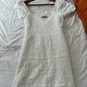 Virkad miniklänning - Virkad vit klänning, kort. Använd cirka 3 gånger.