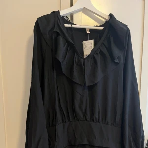 Volangklänning - Aldrig använd, pga för stor därav prislappen kvar!❤️