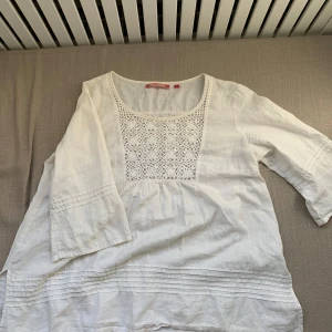 Vit blus - Vit blus från indiska som är aldrig använd!💘 Köpt från Sellpy! Har en liten fläck på sidan men märks inte💕