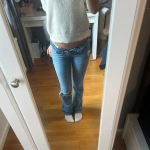 Low waist jeans  - Säljer nu mina favorit jeans då dom blivit försmå. Dom är ifrån Gina i storlek 32 och i bra skick