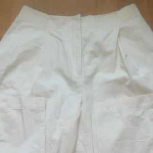 Beige/vit byxa - Elegant vit/beige byxa som tyvärr inte kommer till användning 