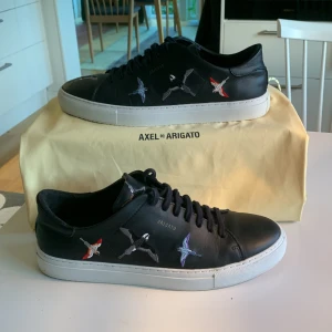 Axel arigato skor i storlek 45 - Storlek 45 i fint skick. Clean 90 Nypris  2500