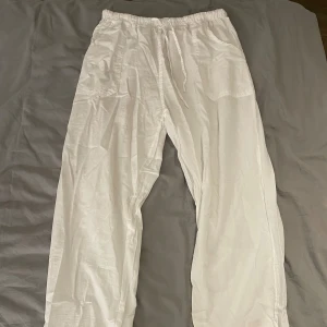 Linnebyxor  - Säljer mina vita linnebyxor som jag bara använt 1 gång, storlek M 