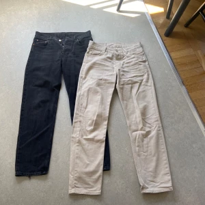 2 par SWEET SKTBS paketpris - Två par sweet sktbs jeans säljes som paketpris. Båda paren är använda men fortfarande i riktigt bra skick, och är perfekta för dig som söker slitstarka jeans och stilrena. Riktigt bra kvalite. Nypris 700kr för 1 par säljer båda för tillsammans 450kr 