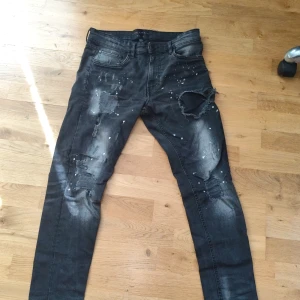 Supply and demand jeans - Ett par fina Supply and demand jeans i svart färg. Väldigt bra skick och inte särskilt mycket använd. Pris kan diskuteras!