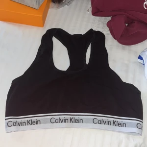 Calvin klein topp - En svart topp från calvin klein. Nypris:450kr. Säljer då jag inte tar på mig sånt. Använd en gång bara. Köparen står för frakten❤️ Är storlek M