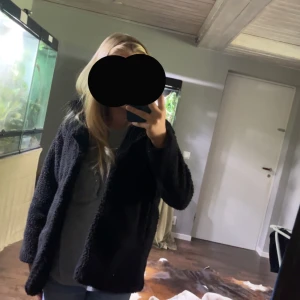JACKA🖤 -  Jättefin svart jacka är bra skick knappt använd 💘