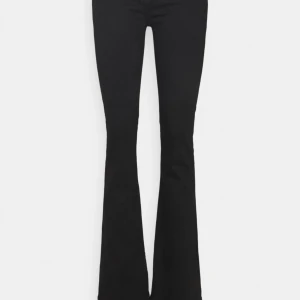 LTB jenas  - Säljer jättefina LTB jenas som jag köpte för några månader sen,använt fåtal gånger. Stolek är 25/30 och passr bra på mig som har 34/s i jenas. Jag är 165 och dom sitter bra i längden. Nypris är 629 kr! Hör av er vid frågor ❤️