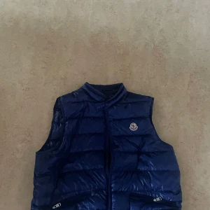 Moncler väst - Denna vara är mycket behaglig för både våren och hösten, funkar även på vindiga sommardagar. Jag vill sälja denna vackra vara eftersom den inte passar mig längre. Denna vara kostade 4500 i grundpris men jag säljer den för 2000