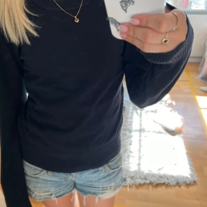 Stickad tröja - Jättefin ganska tunn stickad tröja från saint tropez. Säljer pga inte min stil längre🤗 Säljer även i grå och beige🤗
