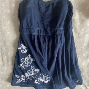 Klänningstubtop - Fin 2000s längre tubtopp med fina blommor på sidan. Storlek L men passar M/S också.
