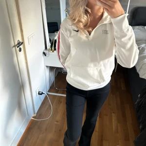 Nike tröja - Jättemysig tröja från Nike, passar jättebra till träning!!💘🌟
