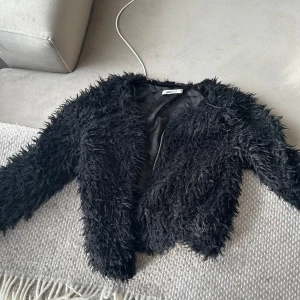 Falsk pälsjacka från Gina tricot  - Pälsjacka från Gina som funkar kanske mer som kofta