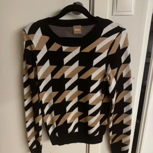 Tröja - Från boss. Minns inte nypris men cirka 2000kr. Helt oanvänd och endast testad. Är i storlek S. Säljer för 500kr