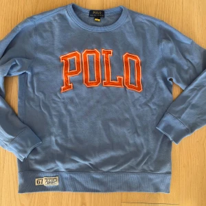 En polo tröja - Skick 9/10 riktigt snygg och perfekt till skolstart