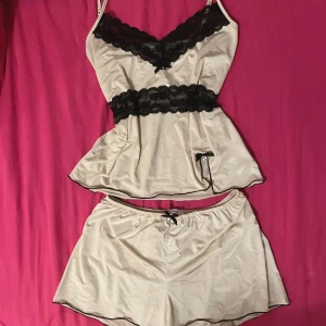 Pyjama set med spets och rosett - sjukt fint pyjama set, passar xs/s/m,  oanvänt 🩷