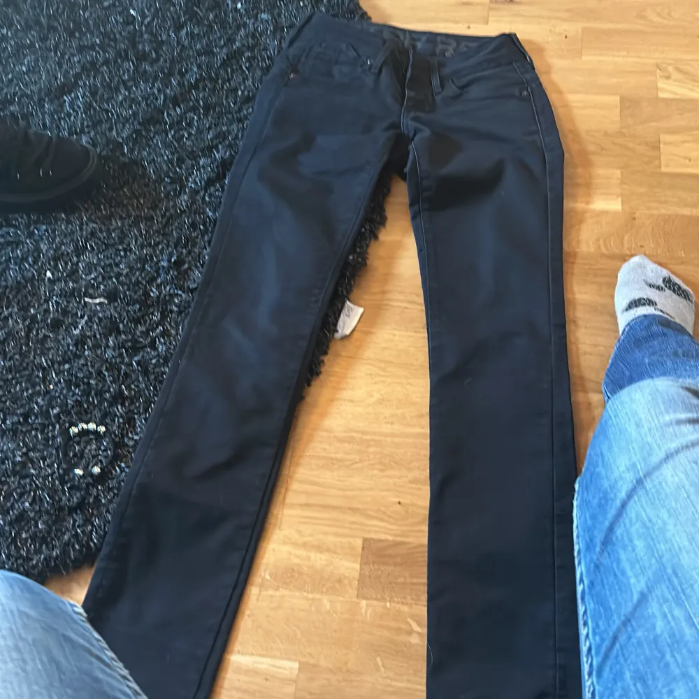 Jätte fina lågmidjade jeans som är i bra skick och inte använda så mkt säljer av anledningen att dom är för små till mig . Jeans & Byxor.