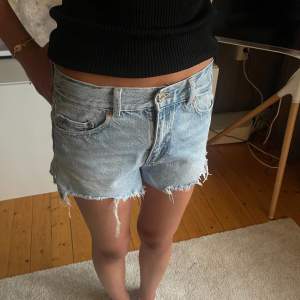 Säljer dom sjukt snygga jeansshortsen❤️❤️❤️