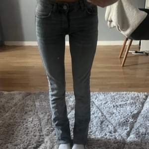 Jeans från gina som jag sytt in till mer lågmidjade och även kortare i benen. Passar mig som är 165. Köpta i storlek 32 men dom är mindre i storleken nu eftersom dom är insydda.🌸